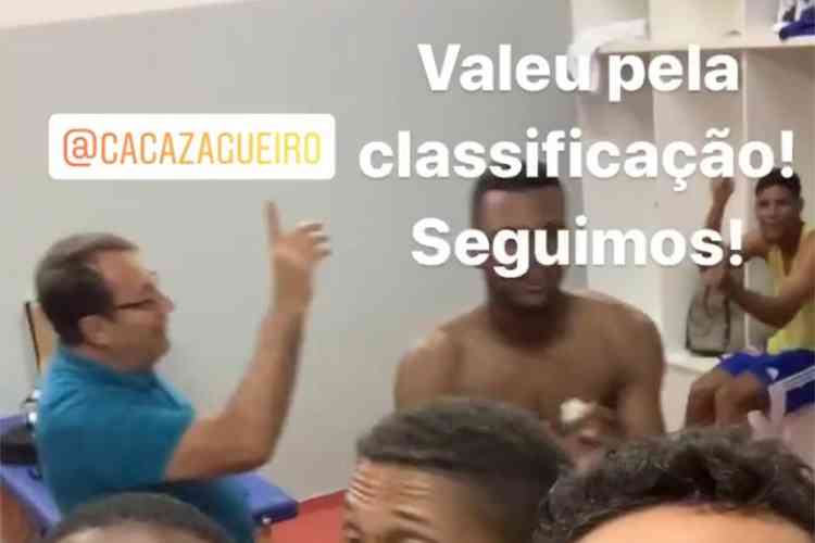 Pedro Loureno volta a marcar presena em vestirio do Cruzeiro e promete 'bicho' por vitria no clssico